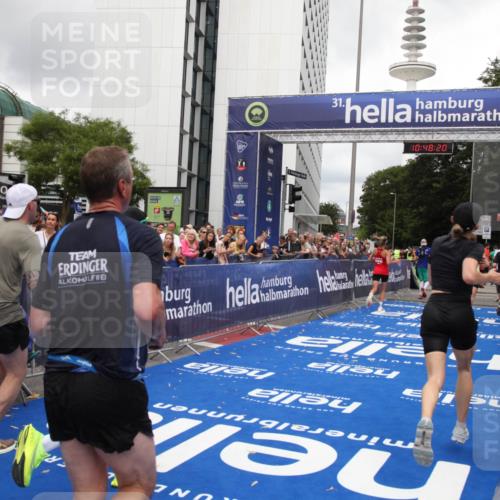 29.06.2025 - hella hamburg halbmarathon Michael Strokosch http://msf.ph/oto/8217268 29.06.2025 10:48:19 Ziel 1914, 7599, 8916, 9770, 11211, 11467, 12685, 14192, 14797, 14814, 15590, 15629, 15735, 15973, 15981, 18963, 19127 meine-sportfotos.de