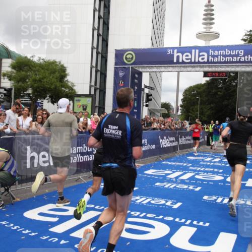 29.06.2025 - hella hamburg halbmarathon Michael Strokosch http://msf.ph/oto/8217300 29.06.2025 10:48:19 Ziel 1914, 7599, 8916, 9770, 11211, 11467, 12685, 14192, 14797, 14814, 15590, 15629, 15735, 15973, 15981, 18963, 19127 meine-sportfotos.de