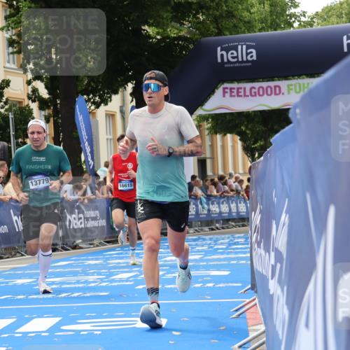 29.06.2025 - hella hamburg halbmarathon Strokosch-Dieckow http://msf.ph/oto/8217312 29.06.2025 10:26:05 Ziel 13779, 16615, 17003 meine-sportfotos.de