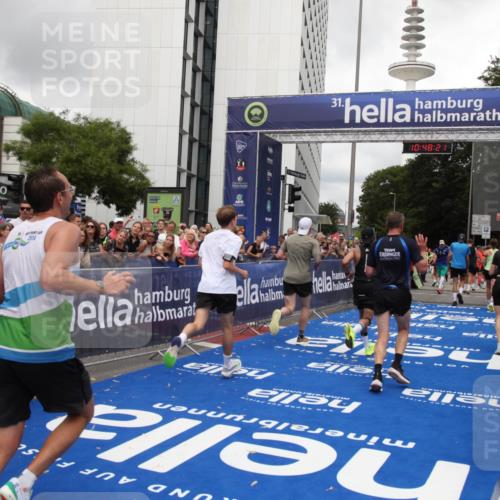 29.06.2025 - hella hamburg halbmarathon Michael Strokosch http://msf.ph/oto/8217341 29.06.2025 10:48:20 Ziel 7599, 8916, 9770, 11211, 11467, 12685, 14797, 14814, 15590, 15629, 15735, 15981, 18963, 19127 meine-sportfotos.de