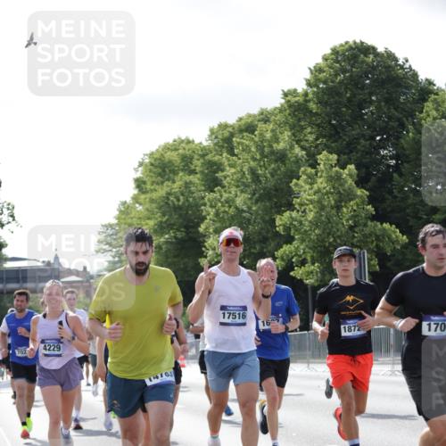 29.06.2025 - hella hamburg halbmarathon Jannik Wohlers http://msf.ph/oto/8217353 29.06.2025 09:50:06 Lombardsbrücke 1209, 1358, 1688, 1697, 1700, 1882, 2568, 2675, 2719, 2826, 4205, 4229, 4380, 4398, 4823, 5472, 5508, 5745, 5791, 5803, 6458, 6529, 6649, 7026, 8450, 8958, 9017, 9116, 9365, 10218, 10922, 11281, 11379, 11491, 11619, 12335, 13725, 14012, 14092, 14783, 14798, 14992, 15257, 15493, 16697, 16820, 16992, 17120, 17251, 17425, 17486, 17516, 17632, 18154, 18449, 18491, 18723, 19020, 19046, 19116 meine-sportfotos.de