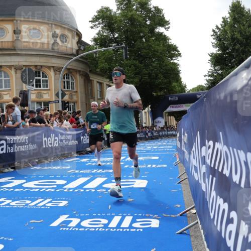 29.06.2025 - hella hamburg halbmarathon Strokosch-Dieckow http://msf.ph/oto/8217377 29.06.2025 10:26:07 Ziel 13779, 16615, 17003 meine-sportfotos.de