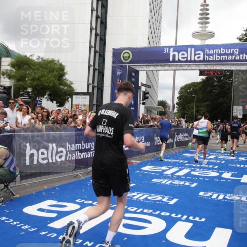 29.06.2025 - hella hamburg halbmarathon Michael Strokosch http://msf.ph/oto/8217386 29.06.2025 10:48:22 Ziel 1537, 5129, 7367, 7599, 8916, 9770, 11211, 11467, 14797, 15629, 15735, 17745, 17982, 18963, 19127 meine-sportfotos.de
