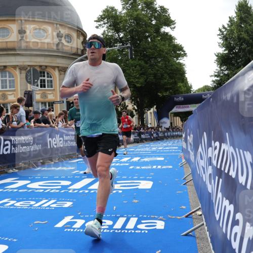 29.06.2025 - hella hamburg halbmarathon Strokosch-Dieckow http://msf.ph/oto/8217391 29.06.2025 10:26:07 Ziel 13779, 16615, 17003 meine-sportfotos.de