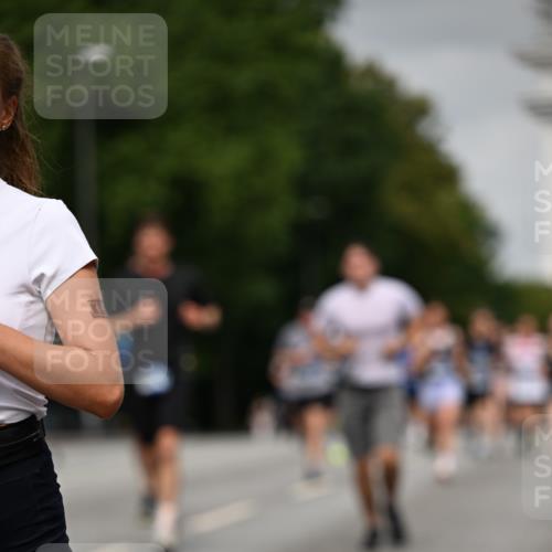 29.06.2025 - hella hamburg halbmarathon Dr. Thomas Lammeyer http://msf.ph/oto/8217401 29.06.2025 10:12:52 Kennedybrücke 1147, 1188, 2427, 2978, 3762, 4859, 5100, 5885, 6590, 6674, 7198, 7348, 7453, 9457, 9616, 9718, 9823, 9951, 9958, 9966, 10092, 10609, 10857 meine-sportfotos.de