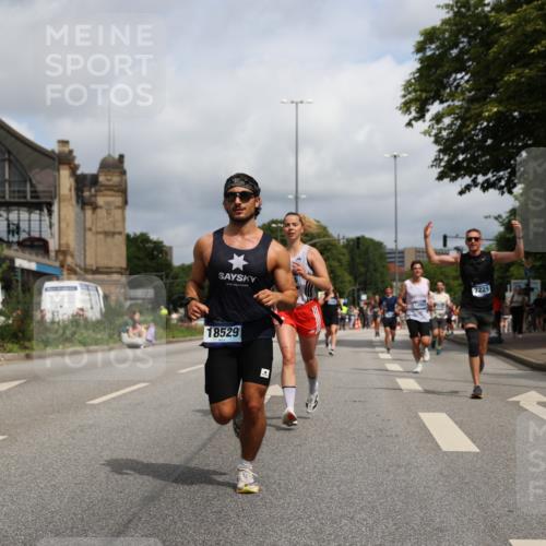 29.06.2025 - hella hamburg halbmarathon Yannick Fuchs http://msf.ph/oto/8217403 29.06.2025 10:32:55 20KM 1042, 1615, 1688, 1710, 2296, 2745, 2849, 3530, 4148, 6095, 7110, 7229, 8002, 8091, 8571, 9171, 9643, 11049, 11952, 12915, 13755, 14274, 14688, 14992, 16075, 17623, 18276, 18529, 18584, 18723 meine-sportfotos.de