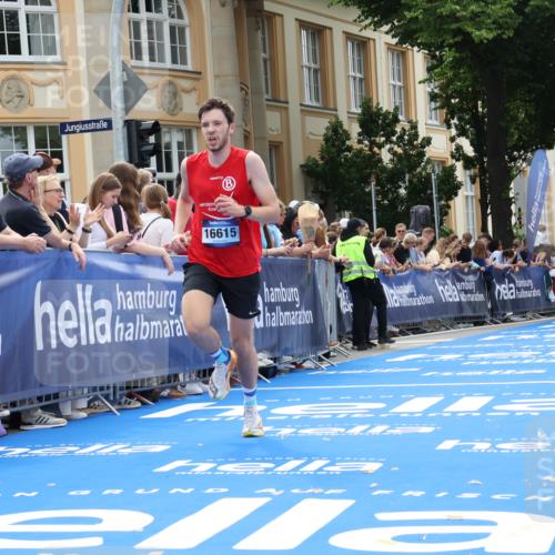 29.06.2025 - hella hamburg halbmarathon Strokosch-Dieckow http://msf.ph/oto/8217420 29.06.2025 10:26:08 Ziel 13779, 16615, 17003 meine-sportfotos.de