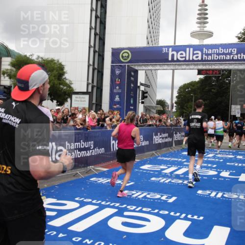 29.06.2025 - hella hamburg halbmarathon Michael Strokosch http://msf.ph/oto/8217437 29.06.2025 10:48:24 Ziel 1537, 5129, 5528, 6923, 7367, 7599, 8216, 9770, 11211, 11467, 14797, 15629, 15735, 17745, 17982, 18963, 19127 meine-sportfotos.de