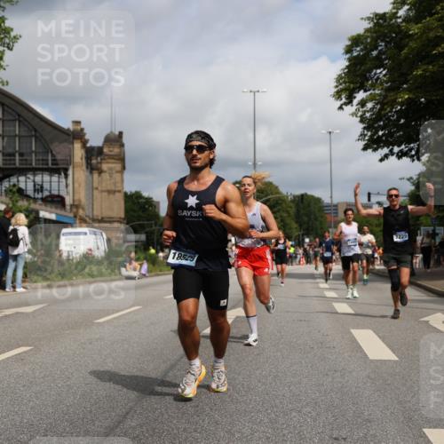 29.06.2025 - hella hamburg halbmarathon Yannick Fuchs http://msf.ph/oto/8217473 29.06.2025 10:32:55 20KM 1042, 1615, 1688, 1710, 2296, 2745, 2849, 3530, 4148, 6095, 7110, 7229, 8002, 8091, 8571, 9171, 9643, 11049, 11952, 12915, 13755, 14274, 14688, 14992, 16075, 17623, 18276, 18529, 18584, 18723 meine-sportfotos.de