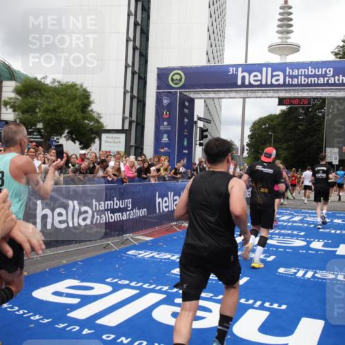 29.06.2025 - hella hamburg halbmarathon Michael Strokosch http://msf.ph/oto/8217484 29.06.2025 10:48:25 Ziel 1537, 3747, 5129, 5362, 5528, 6081, 6923, 7367, 8216, 9770, 11467, 12549, 14797, 15735, 17745, 17982, 18963 meine-sportfotos.de