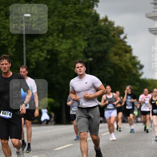 29.06.2025 - hella hamburg halbmarathon Dr. Thomas Lammeyer http://msf.ph/oto/8217511 29.06.2025 10:12:54 Kennedybrücke 1147, 1188, 2427, 2978, 3762, 4859, 5885, 6590, 6674, 7198, 7348, 7453, 9457, 9718, 9823, 9951, 9958, 9966, 10035, 10092, 10194, 10609, 10857 meine-sportfotos.de