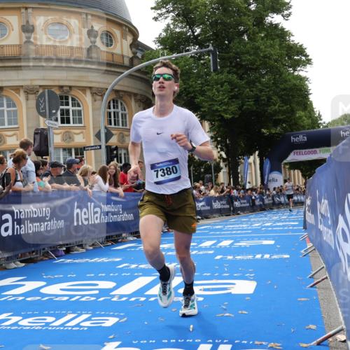 29.06.2025 - hella hamburg halbmarathon Strokosch-Dieckow http://msf.ph/oto/8217526 29.06.2025 10:26:26 Ziel 7380, 14728, 17040 meine-sportfotos.de