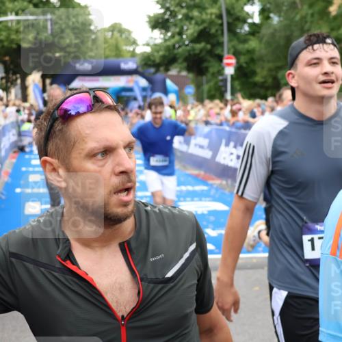 29.06.2025 - hella hamburg halbmarathon Zöllner http://msf.ph/oto/8217534 29.06.2025 10:51:38 Ziel 1335, 5008, 10691, 13327, 13403, 14012, 19007, 19020 meine-sportfotos.de