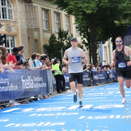 29.06.2025 - hella hamburg halbmarathon Strokosch-Dieckow http://msf.ph/oto/8217574 29.06.2025 10:26:30 Ziel 1577, 9565, 14728, 17040 meine-sportfotos.de