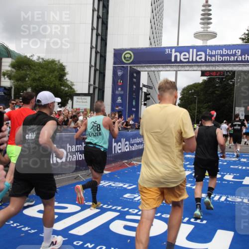 29.06.2025 - hella hamburg halbmarathon Michael Strokosch http://msf.ph/oto/8217576 29.06.2025 10:48:26 Ziel 1537, 3747, 5129, 5362, 5528, 6081, 6923, 7367, 8216, 9262, 9770, 11467, 12549, 15735, 17745, 17982, 18790, 18923, 18963 meine-sportfotos.de