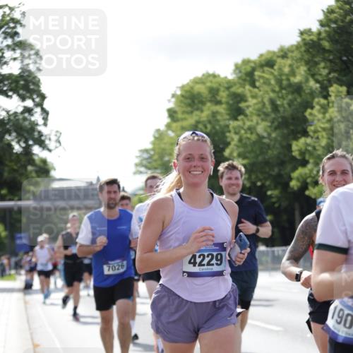 29.06.2025 - hella hamburg halbmarathon Jannik Wohlers http://msf.ph/oto/8217586 29.06.2025 09:50:08 Lombardsbrücke 1209, 1358, 1688, 1697, 1700, 1882, 2568, 2675, 2719, 2826, 4205, 4229, 4380, 4398, 5472, 5508, 5745, 5791, 5803, 6458, 6529, 6649, 7026, 8450, 8958, 9017, 9116, 9365, 10218, 10922, 11281, 11379, 11491, 11619, 12335, 13446, 13876, 14012, 14092, 14783, 14798, 14992, 15257, 15493, 15921, 16249, 16697, 16820, 16992, 17120, 17251, 17425, 17486, 17516, 17632, 18449, 18491, 18723, 18803, 19020, 19046, 19116 meine-sportfotos.de