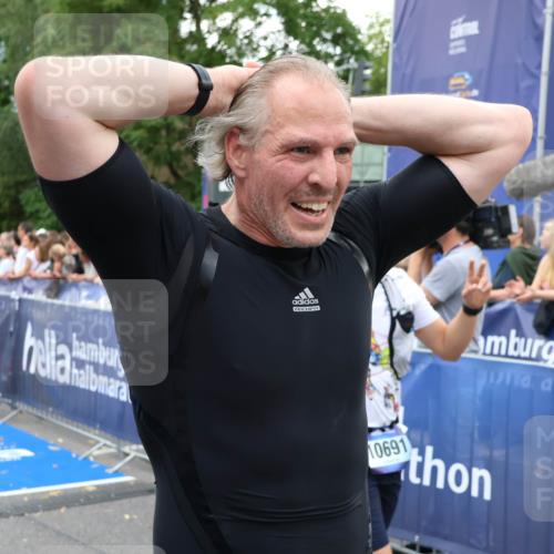 29.06.2025 - hella hamburg halbmarathon Zöllner http://msf.ph/oto/8217600 29.06.2025 10:51:41 Ziel 5008, 10691, 13327, 14012, 14458, 15496, 19007, 19020 meine-sportfotos.de