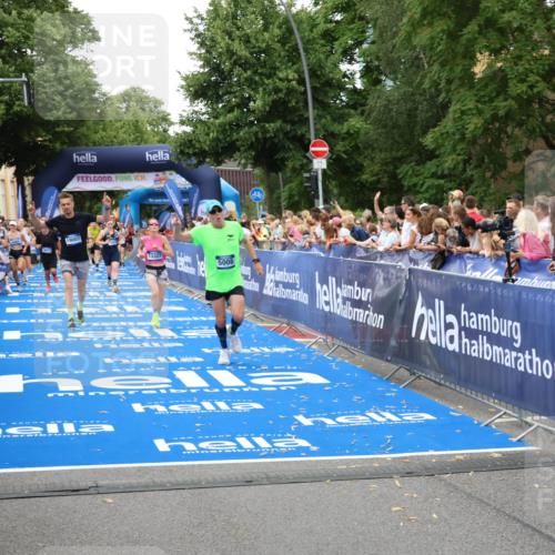 29.06.2025 - hella hamburg halbmarathon Zöllner http://msf.ph/oto/8217621 29.06.2025 10:51:42 Ziel 5008, 13327, 14012, 14458, 15496, 15899, 19007, 19020 meine-sportfotos.de