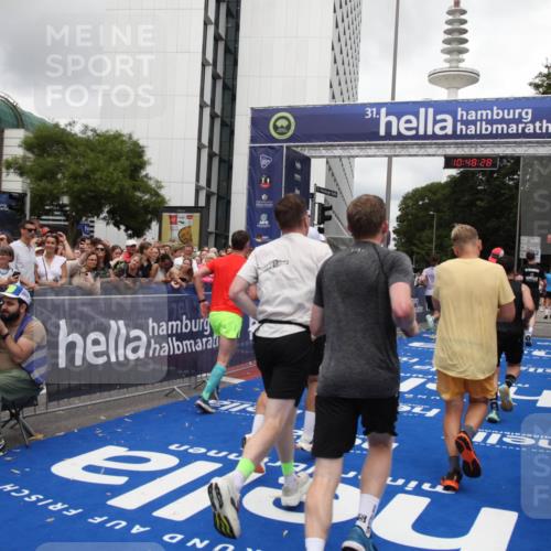 29.06.2025 - hella hamburg halbmarathon Michael Strokosch http://msf.ph/oto/8217635 29.06.2025 10:48:26 Ziel 1537, 3747, 5129, 5362, 5528, 6081, 6923, 7367, 8216, 9262, 9770, 11467, 12549, 15735, 17745, 17982, 18790, 18923, 18963 meine-sportfotos.de