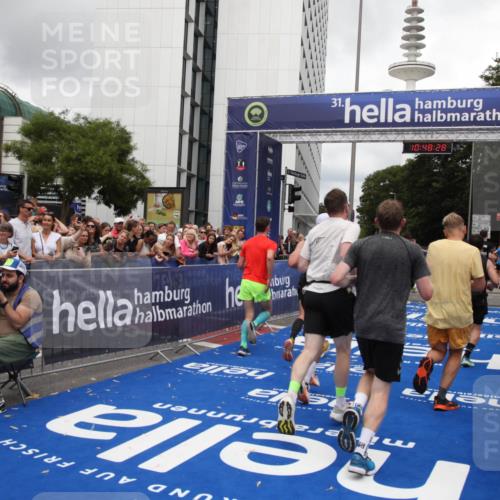 29.06.2025 - hella hamburg halbmarathon Michael Strokosch http://msf.ph/oto/8217652 29.06.2025 10:48:27 Ziel 1537, 3747, 5129, 5362, 5528, 6081, 6923, 7367, 8216, 9262, 9770, 11467, 12549, 12840, 15735, 17745, 17855, 17982, 18790, 18923 meine-sportfotos.de