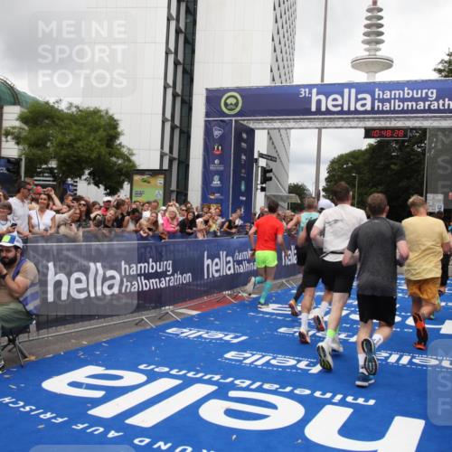 29.06.2025 - hella hamburg halbmarathon Michael Strokosch http://msf.ph/oto/8217673 29.06.2025 10:48:27 Ziel 1537, 3747, 5129, 5362, 5528, 6081, 6923, 7367, 8216, 9262, 9770, 11467, 12549, 12840, 15735, 17745, 17855, 17982, 18790, 18923 meine-sportfotos.de