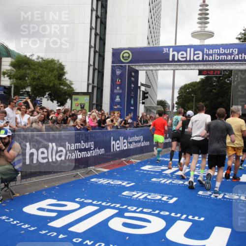 29.06.2025 - hella hamburg halbmarathon Michael Strokosch http://msf.ph/oto/8217689 29.06.2025 10:48:27 Ziel 1537, 3747, 5129, 5362, 5528, 6081, 6923, 7367, 8216, 9262, 9770, 11467, 12549, 12840, 15735, 17745, 17855, 17982, 18790, 18923 meine-sportfotos.de