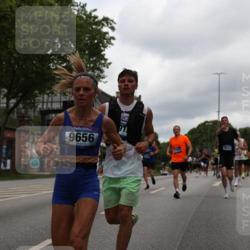 29.06.2025 - hella hamburg halbmarathon Yannick Fuchs http://msf.ph/oto/8217728 29.06.2025 10:45:52 20KM 2364, 2396, 2397, 2670, 2718, 2818, 4033, 4140, 4814, 4839, 5008, 5102, 6286, 6657, 6776, 7409, 7724, 7786, 8371, 8413, 8710, 8856, 9074, 9082, 9656, 9739, 9869, 11551, 11791, 12224, 12367, 12450, 12580, 13015, 13047, 13051, 13707, 13726, 13792, 14122, 14248, 14561, 14865, 14994, 15356, 15496, 15643, 15727, 15829, 15831, 16003, 16179, 16591, 17033, 17131, 17682, 17815, 17962, 17978, 17997, 18019, 18475, 18869, 18982 meine-sportfotos.de