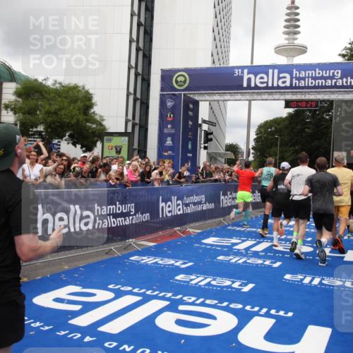 29.06.2025 - hella hamburg halbmarathon Michael Strokosch http://msf.ph/oto/8217746 29.06.2025 10:48:28 Ziel 1537, 3747, 5129, 5362, 5528, 6081, 6923, 7367, 8216, 9262, 9770, 11451, 11467, 12549, 12840, 14990, 15735, 17745, 17855, 17982, 18790, 18923 meine-sportfotos.de