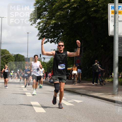 29.06.2025 - hella hamburg halbmarathon Yannick Fuchs http://msf.ph/oto/8217747 29.06.2025 10:32:56 20KM 1042, 1615, 1688, 1710, 2296, 2745, 2849, 3530, 4148, 5091, 6095, 7110, 7229, 8002, 8091, 8571, 9171, 11049, 11952, 12915, 13755, 14274, 14688, 14992, 16075, 17623, 18276, 18529, 18584, 18723, 18761 meine-sportfotos.de