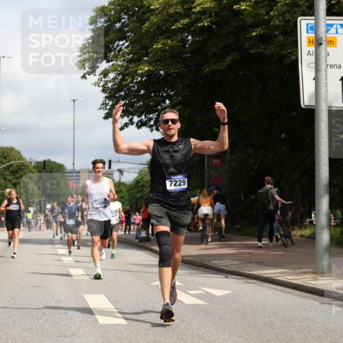 29.06.2025 - hella hamburg halbmarathon Yannick Fuchs http://msf.ph/oto/8217784 29.06.2025 10:32:56 20KM 1042, 1615, 1688, 1710, 2296, 2745, 2849, 3530, 4148, 5091, 6095, 7110, 7229, 8002, 8091, 8571, 9171, 11049, 11952, 12915, 13755, 14274, 14688, 14992, 16075, 17623, 18276, 18529, 18584, 18723, 18761 meine-sportfotos.de
