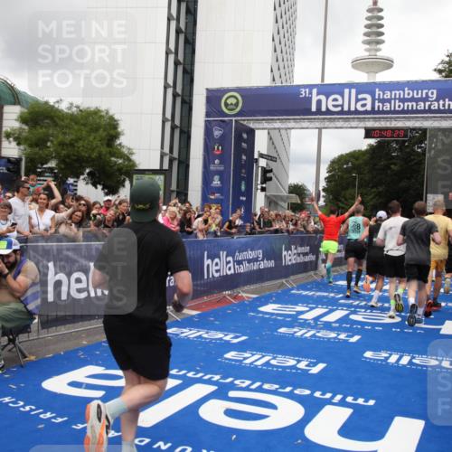 29.06.2025 - hella hamburg halbmarathon Michael Strokosch http://msf.ph/oto/8217801 29.06.2025 10:48:28 Ziel 1537, 3747, 5129, 5362, 5528, 6081, 6923, 7367, 8216, 9262, 9770, 11451, 11467, 12549, 12840, 14990, 15735, 17745, 17855, 17982, 18790, 18923 meine-sportfotos.de