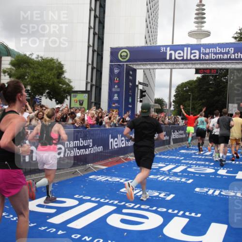 29.06.2025 - hella hamburg halbmarathon Michael Strokosch http://msf.ph/oto/8217845 29.06.2025 10:48:29 Ziel 1537, 3747, 5129, 5362, 5528, 6081, 6923, 7367, 8216, 9262, 11451, 12549, 12840, 13962, 14990, 17745, 17855, 17982, 18790, 18923 meine-sportfotos.de