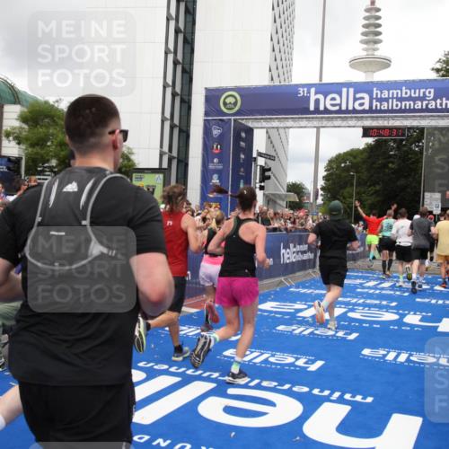 29.06.2025 - hella hamburg halbmarathon Michael Strokosch http://msf.ph/oto/8217853 29.06.2025 10:48:29 Ziel 1537, 3747, 5129, 5362, 5528, 6081, 6923, 7367, 8216, 9262, 11451, 12549, 12840, 13962, 14990, 17745, 17855, 17982, 18790, 18923 meine-sportfotos.de