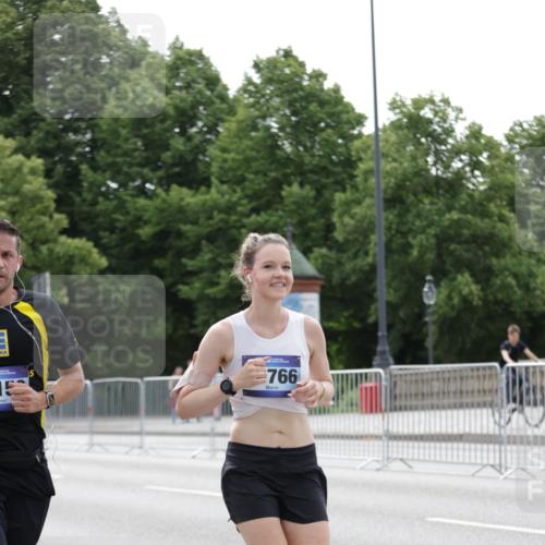 29.06.2025 - hella hamburg halbmarathon Jannik Wohlers http://msf.ph/oto/8217868 29.06.2025 10:27:08 Lombardsbrücke 4372, 5285, 5825, 6214, 7764, 7978, 8085, 10158, 10412, 10413, 11256, 12500, 14206, 17427, 17791, 18012, 18097, 18766 meine-sportfotos.de