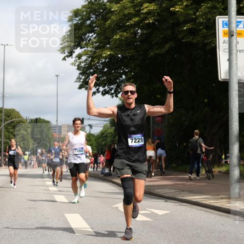29.06.2025 - hella hamburg halbmarathon Yannick Fuchs http://msf.ph/oto/8217888 29.06.2025 10:32:56 20KM 1042, 1615, 1688, 1710, 2296, 2745, 2849, 3530, 4148, 5091, 6095, 7110, 7229, 8002, 8091, 8571, 9171, 11049, 11952, 12915, 13755, 14274, 14688, 14992, 16075, 17623, 18276, 18529, 18584, 18723, 18761 meine-sportfotos.de