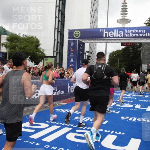 29.06.2025 - hella hamburg halbmarathon Michael Strokosch http://msf.ph/oto/8217905 29.06.2025 10:48:30 Ziel 1537, 3747, 5129, 5362, 5528, 6081, 6923, 7367, 8216, 9262, 11451, 12149, 12549, 12690, 12840, 13962, 14033, 14990, 17395, 17745, 17855, 17982, 18790, 18923 meine-sportfotos.de