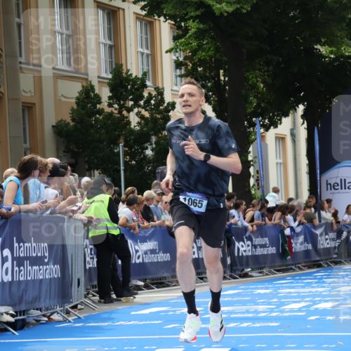 29.06.2025 - hella hamburg halbmarathon Strokosch-Dieckow http://msf.ph/oto/8217935 29.06.2025 10:26:47 Ziel 1065, 5344, 10848, 15023, 19076 meine-sportfotos.de