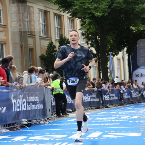 29.06.2025 - hella hamburg halbmarathon Strokosch-Dieckow http://msf.ph/oto/8217968 29.06.2025 10:26:47 Ziel 1065, 5344, 10848, 15023, 19076 meine-sportfotos.de