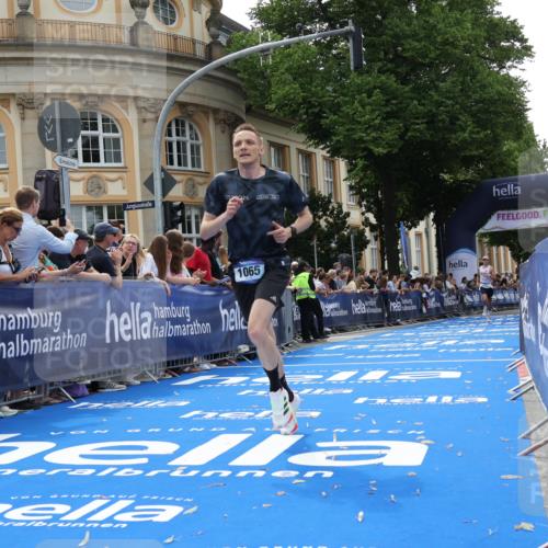 29.06.2025 - hella hamburg halbmarathon Strokosch-Dieckow http://msf.ph/oto/8217980 29.06.2025 10:26:48 Ziel 1065, 5344, 10848, 15023 meine-sportfotos.de