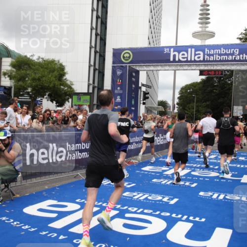 29.06.2025 - hella hamburg halbmarathon Michael Strokosch http://msf.ph/oto/8218098 29.06.2025 10:48:32 Ziel 3747, 5362, 5528, 6081, 6923, 8216, 9262, 10000, 10860, 11451, 12149, 12549, 12690, 12840, 13962, 14033, 14990, 15808, 15917, 17395, 17855, 18251, 18790, 18923 meine-sportfotos.de