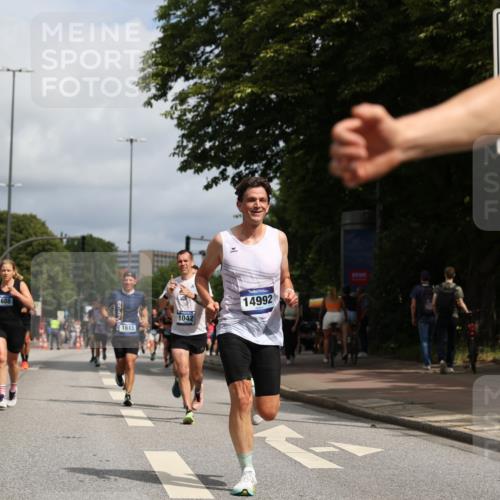 29.06.2025 - hella hamburg halbmarathon Yannick Fuchs http://msf.ph/oto/8218115 29.06.2025 10:32:58 20KM 1042, 1615, 1688, 1710, 2262, 2296, 2745, 2849, 3530, 4148, 5091, 5248, 6095, 7110, 7229, 8002, 8091, 9171, 11049, 11379, 11952, 12915, 13755, 14688, 14992, 16075, 17623, 18276, 18529, 18584, 18761 meine-sportfotos.de
