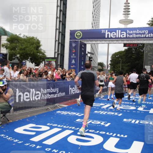 29.06.2025 - hella hamburg halbmarathon Michael Strokosch http://msf.ph/oto/8218121 29.06.2025 10:48:32 Ziel 3747, 5362, 5528, 6081, 6923, 8216, 9262, 10000, 10860, 11451, 12149, 12549, 12690, 12840, 13962, 14033, 14990, 15808, 15917, 17395, 17855, 18251, 18790, 18923 meine-sportfotos.de