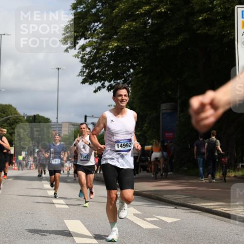 29.06.2025 - hella hamburg halbmarathon Yannick Fuchs http://msf.ph/oto/8218127 29.06.2025 10:32:58 20KM 1042, 1615, 1688, 1710, 2262, 2296, 2745, 2849, 3530, 4148, 5091, 5248, 6095, 7110, 7229, 8002, 8091, 9171, 11049, 11379, 11952, 12915, 13755, 14688, 14992, 16075, 17623, 18276, 18529, 18584, 18761 meine-sportfotos.de