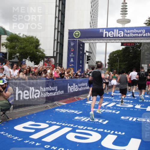 29.06.2025 - hella hamburg halbmarathon Michael Strokosch http://msf.ph/oto/8218139 29.06.2025 10:48:32 Ziel 3747, 5362, 5528, 6081, 6923, 8216, 9262, 10000, 10860, 11451, 12149, 12549, 12690, 12840, 13962, 14033, 14990, 15808, 15917, 17395, 17855, 18251, 18790, 18923 meine-sportfotos.de