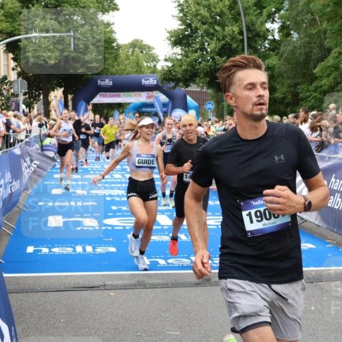 29.06.2025 - hella hamburg halbmarathon Zöllner http://msf.ph/oto/8218152 29.06.2025 10:51:46 Ziel 2396, 6286, 7224, 8710, 8819, 12224, 14012, 14458, 15496, 15727, 15831, 15899, 17682, 19020, 19053 meine-sportfotos.de