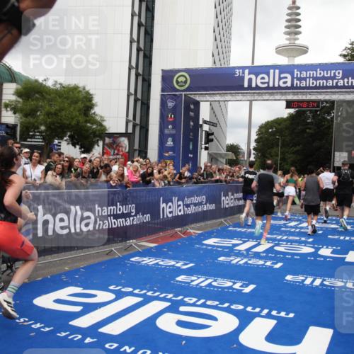 29.06.2025 - hella hamburg halbmarathon Michael Strokosch http://msf.ph/oto/8218157 29.06.2025 10:48:33 Ziel 3747, 5362, 6081, 9262, 10000, 10860, 11451, 12149, 12549, 12690, 12840, 13962, 14033, 14990, 15808, 15917, 17395, 17855, 18251, 18790, 18923 meine-sportfotos.de