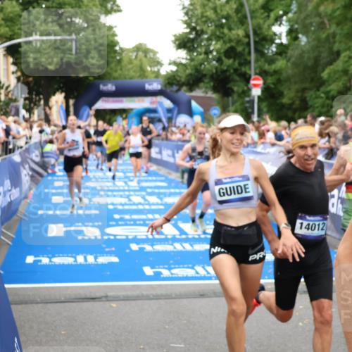 29.06.2025 - hella hamburg halbmarathon Zöllner http://msf.ph/oto/8218241 29.06.2025 10:51:47 Ziel 2396, 6286, 7224, 8710, 8819, 12224, 14012, 14458, 15496, 15727, 15831, 15899, 16907, 17682, 19020, 19053 meine-sportfotos.de