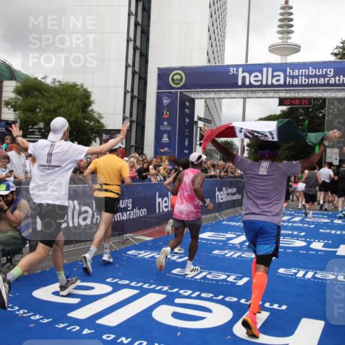 29.06.2025 - hella hamburg halbmarathon Michael Strokosch http://msf.ph/oto/8218248 29.06.2025 10:48:34 Ziel 1163, 1176, 2213, 3747, 5362, 6081, 9262, 10000, 10860, 11451, 11579, 12149, 12549, 12690, 12840, 13962, 14033, 14990, 15808, 15917, 17395, 17855, 18251, 18790, 18815, 18923 meine-sportfotos.de