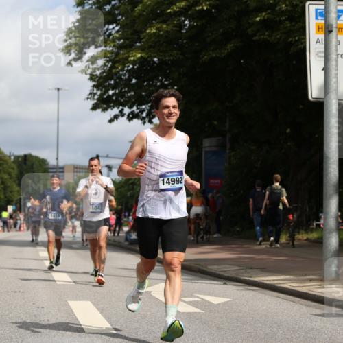29.06.2025 - hella hamburg halbmarathon Yannick Fuchs http://msf.ph/oto/8218253 29.06.2025 10:32:58 20KM 1042, 1615, 1688, 1710, 2262, 2296, 2745, 2849, 3530, 4148, 5091, 5248, 6095, 7110, 7229, 8002, 8091, 9171, 11049, 11379, 11952, 12915, 13755, 14688, 14992, 16075, 17623, 18276, 18529, 18584, 18761 meine-sportfotos.de