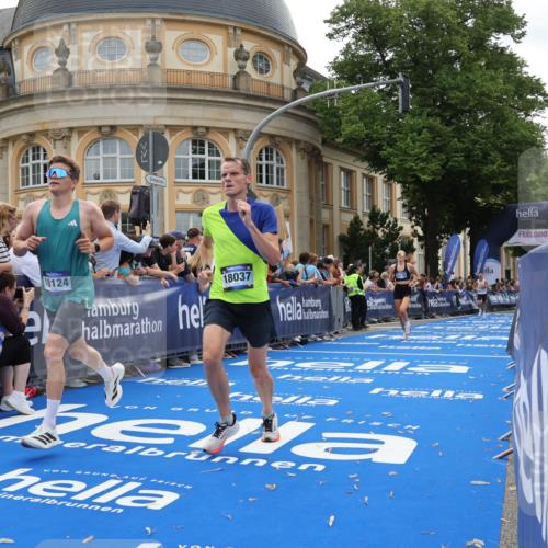 29.06.2025 - hella hamburg halbmarathon Strokosch-Dieckow http://msf.ph/oto/8218256 29.06.2025 10:27:20 Ziel 4678, 14019, 15136, 15576, 15583, 18037, 18124, 18567 meine-sportfotos.de
